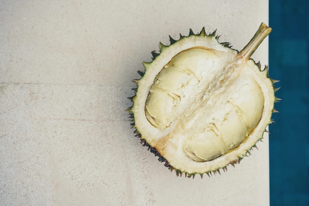 Durian doux et crémeux dans le jardin sur fond blanc