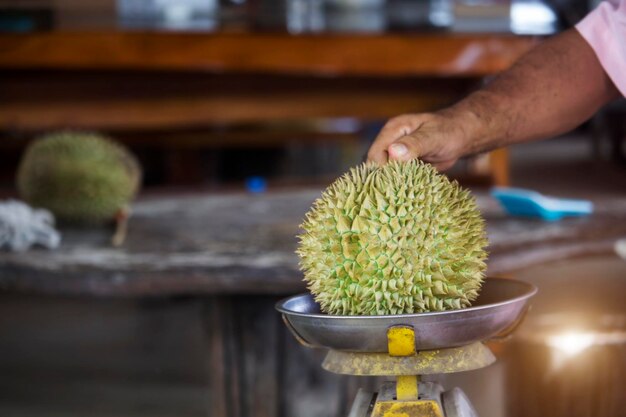 Durian est placé sur la balance