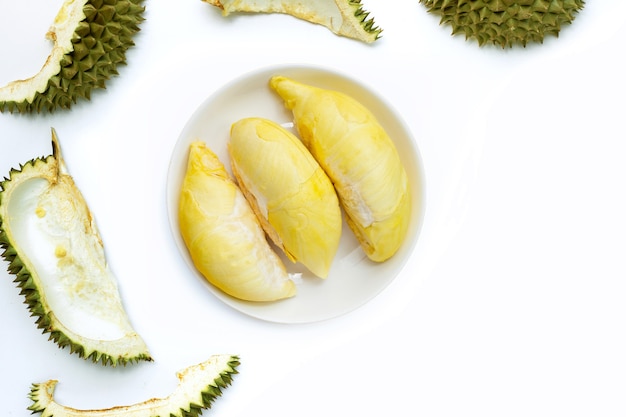 Durian sur fond blanc. Vue de dessus