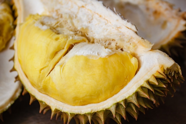 Durian sur un fond en bois.