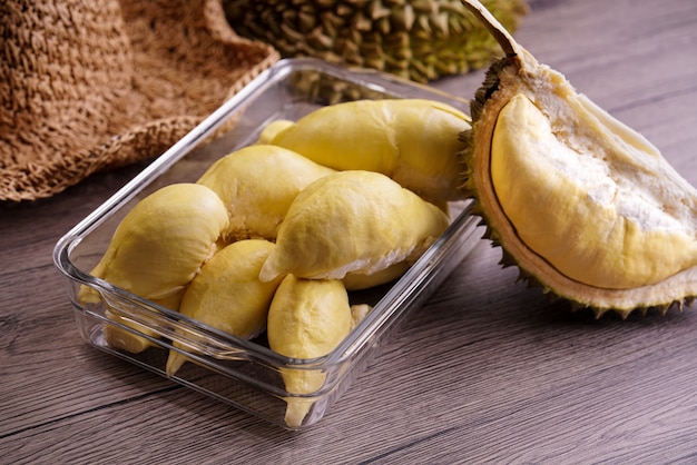 Durian mûr sur la table en bois