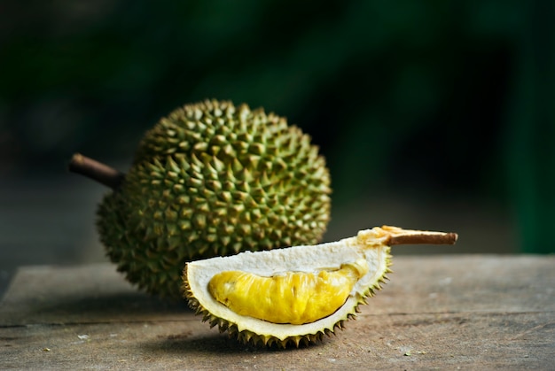 Photo durian mûr sur la table sous l'ombre des arbres dans le fond du jardin