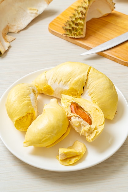 Durian mûri et frais, peau de durian sur plaque blanche
