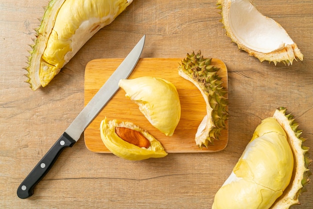 Durian mûri et frais, zeste de durian sur planche de bois