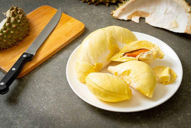 Durian mûri et frais, zeste de durian sur plaque blanche