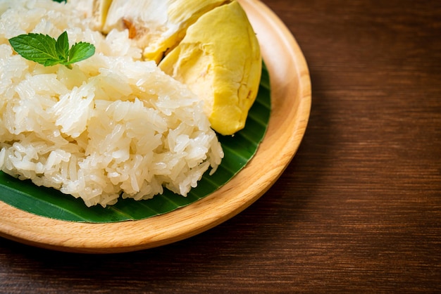 Durian avec riz gluant - zeste de durian sucré avec haricot jaune, riz durian mûr cuit avec du lait de coco - dessert thaïlandais asiatique fruits tropicaux d'été