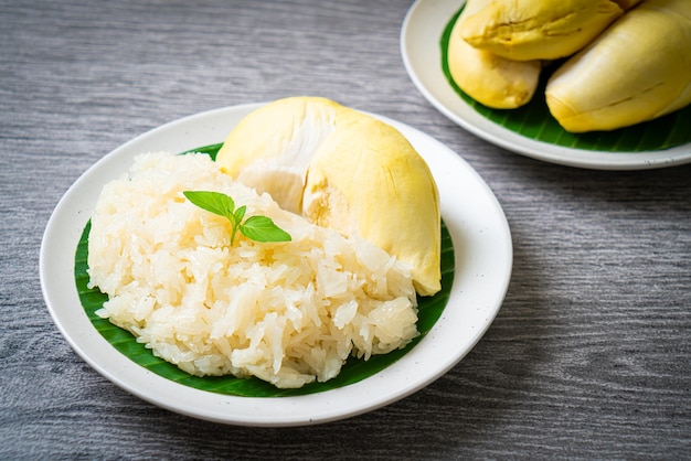 Durian avec riz gluant - zeste de durian sucré avec haricot jaune, riz durian mûr cuit avec du lait de coco - dessert thaïlandais asiatique fruits tropicaux d'été