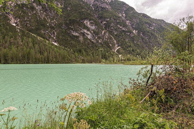 Photo le durrensee est un lac dans les dolomites dans le nord de l'italie.