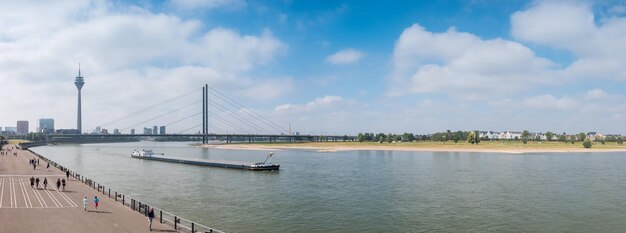 Dusseldorf au panorama de la rive du rhin