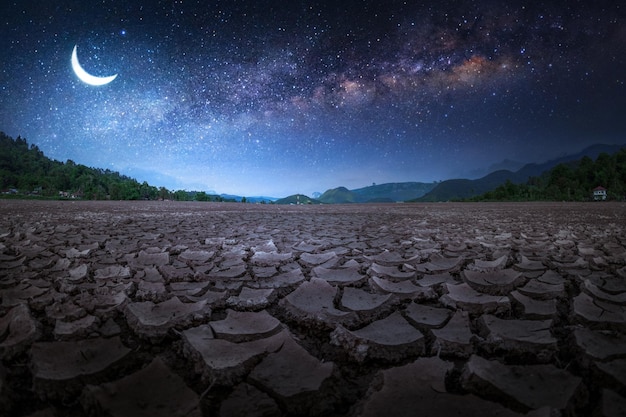 Earth Crack Paysage avec la lune et les étoiles