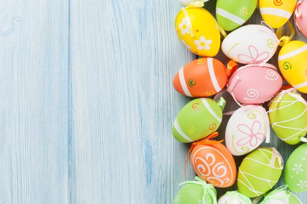 Easter background avec des oeufs colorés