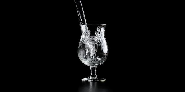 De l'eau ou de l'alcool versé dans un élégant verre à cocktail