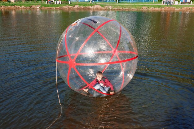 Eau D'attraction, Zorb, Garçon Dans Un Bol D'eau