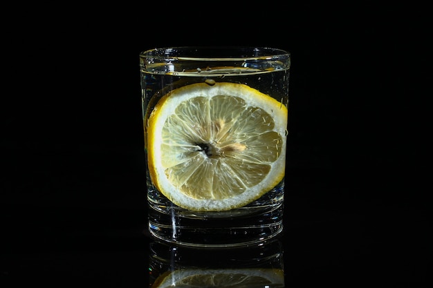 Eau au citron sur fond noir foncé