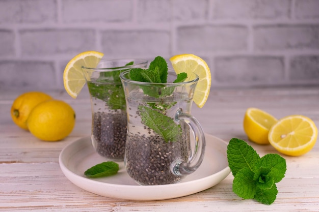 Eau au citron et graines de chia Boisson utile pour la perte de poids et la santé