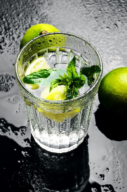 Eau au citron vert et menthe