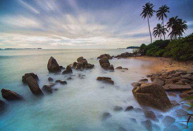 Eau au ralenti sur la plage de l'île de Bintan