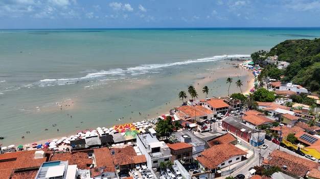 L'eau de la baie à Pipa Beach à Rio Grande do Norte dans le nord-est du Brésil
