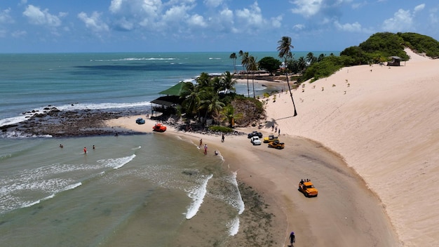 L'eau de la baie à la plage de Genipabu à Rio Grande do Norte au nord-est du Brésil