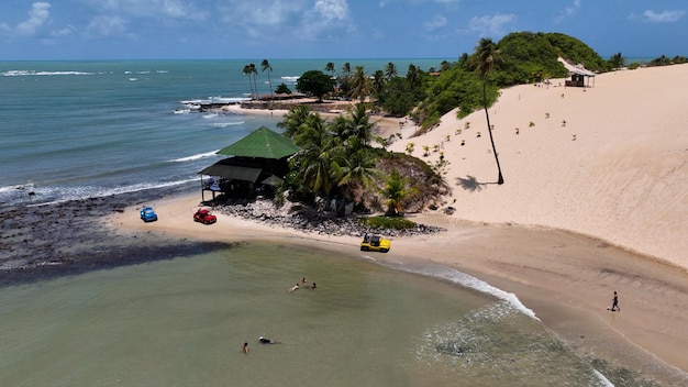 L'eau de la baie à la plage de Genipabu à Rio Grande do Norte au nord-est du Brésil