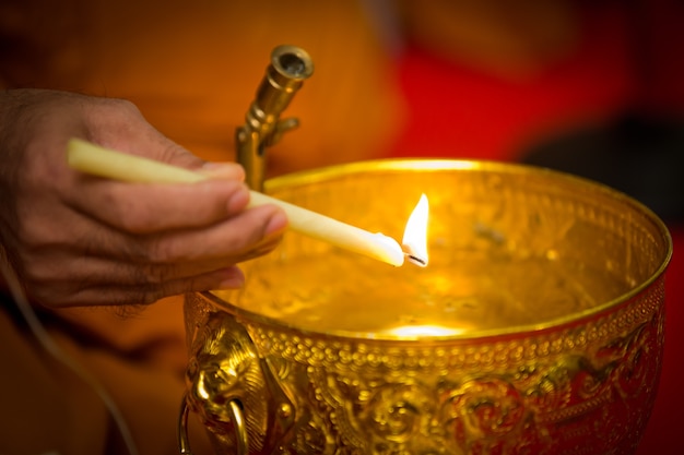 l&#39;eau bénite, les moines et les rituels religieux dans la cérémonie thaï