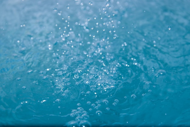 L'eau bleue a l'air fraîche avec des bulles et de l'eau