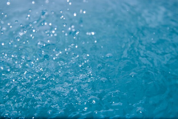 L'eau bleue a l'air fraîche avec des bulles et de l'eau