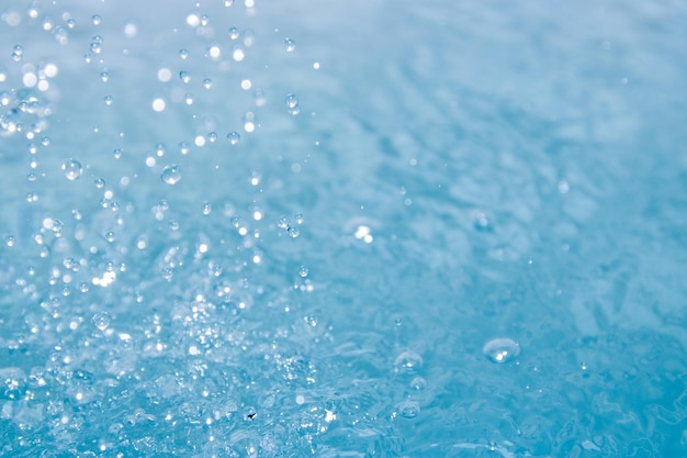 L'eau bleue a l'air fraîche avec des bulles et de l'eau