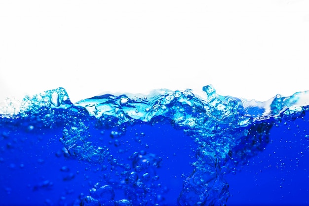 L'eau bleue avec des bulles