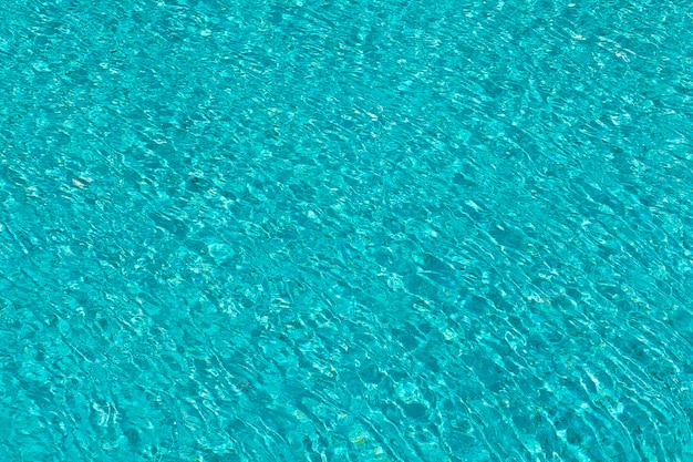 Photo l'eau bleue claire de couleur aqua la surface de l'eau de la piscine cristalline sur un hôtel exotique tropical les meilleures idées de design d'intérieur texture et arrière-plan