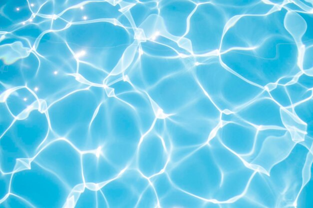 Eau bleue claire dans la piscine sous les rayons du soleil