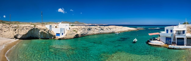 Photo eau bleue cristalline à la plage du village de mitakas île de milos grèce