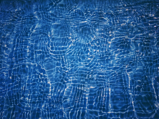 Une eau bleue dans une piscine avec les mots " eau " dessus.