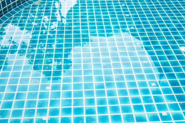 L'eau bleue dans la piscine