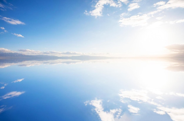 Photo l'eau bleue du lac salé est la plus grande des eaux du monde