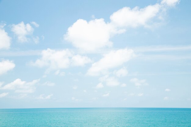 Eau bleue infinie dans une île tropicale près de Zanzibar