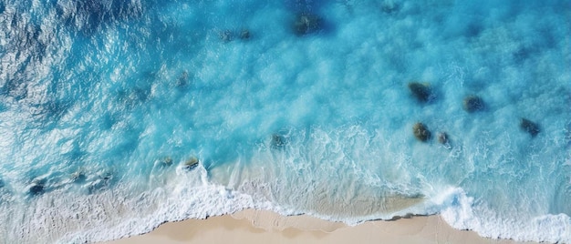 l'eau bleue de la mer est une belle couleur