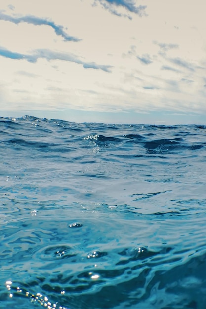 L'eau bleue de l'océan Vague de fond de près