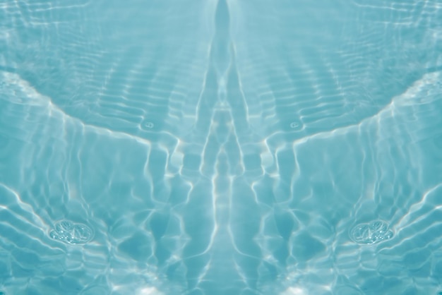 Eau bleue avec des ondulations à la surface Défocalisation floue Eau calme claire de couleur bleue transparente