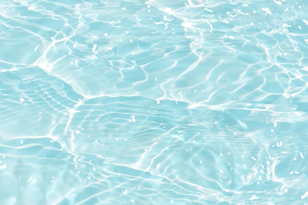 Eau bleue avec des ondulations sur la surface Défocalisation floue eau calme claire de couleur bleue transparente
