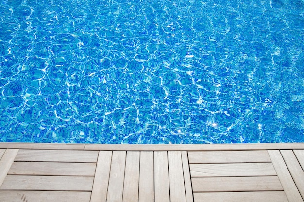 L'eau bleue de la piscine