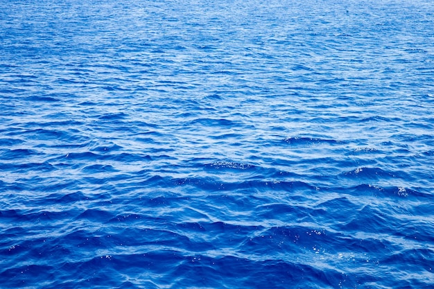 Eau bleue avec des reflets du soleil fond de la mer