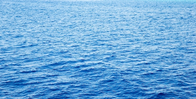 Eau bleue avec des reflets du soleil fond de la mer