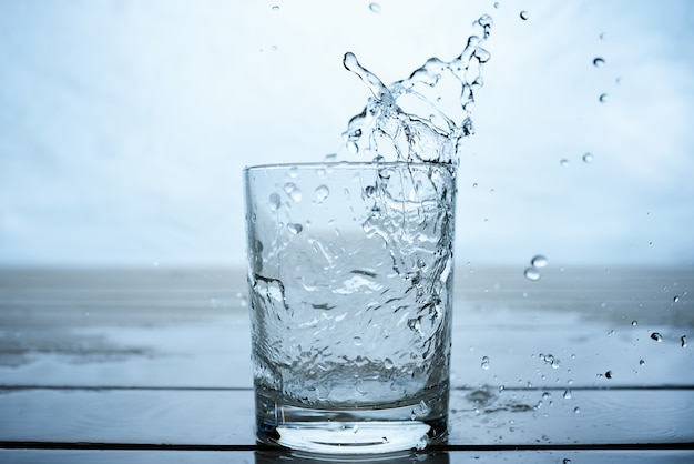 De l'eau à boire versée dans un verre