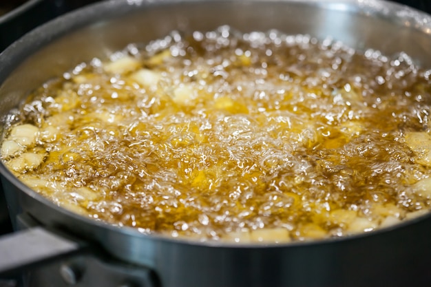 L&#39;eau bouillante de cuisson dans la cuisine du chef.