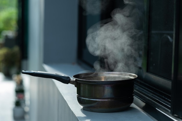 L'eau bout dans la casserole d'eau chaude