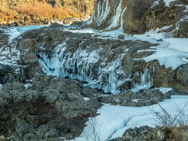 L'eau de la cascade de Barnafoss devient un cristal de glace en hiver en Islande