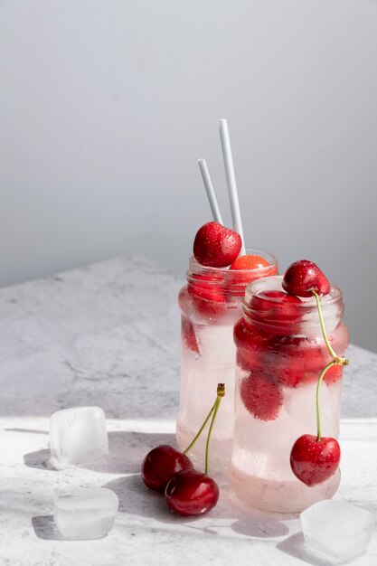 Eau de cerises infusée. Boisson d'été rafraîchissante