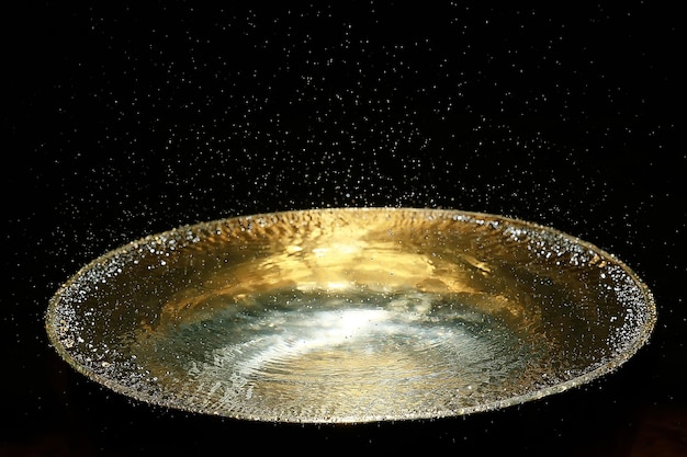 eau claire dans un bol doré / eau claire dans un bol en fer jaune