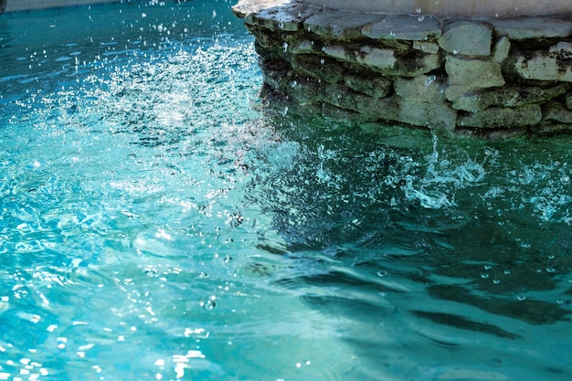 De l'eau claire et des gouttes d'eau se reflétant sur sa surface